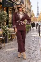 Moda parisiense junto à Torre Eiffel.webp