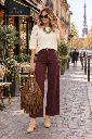 Estilo parisiense_ camisola bege e mala franjada.webp