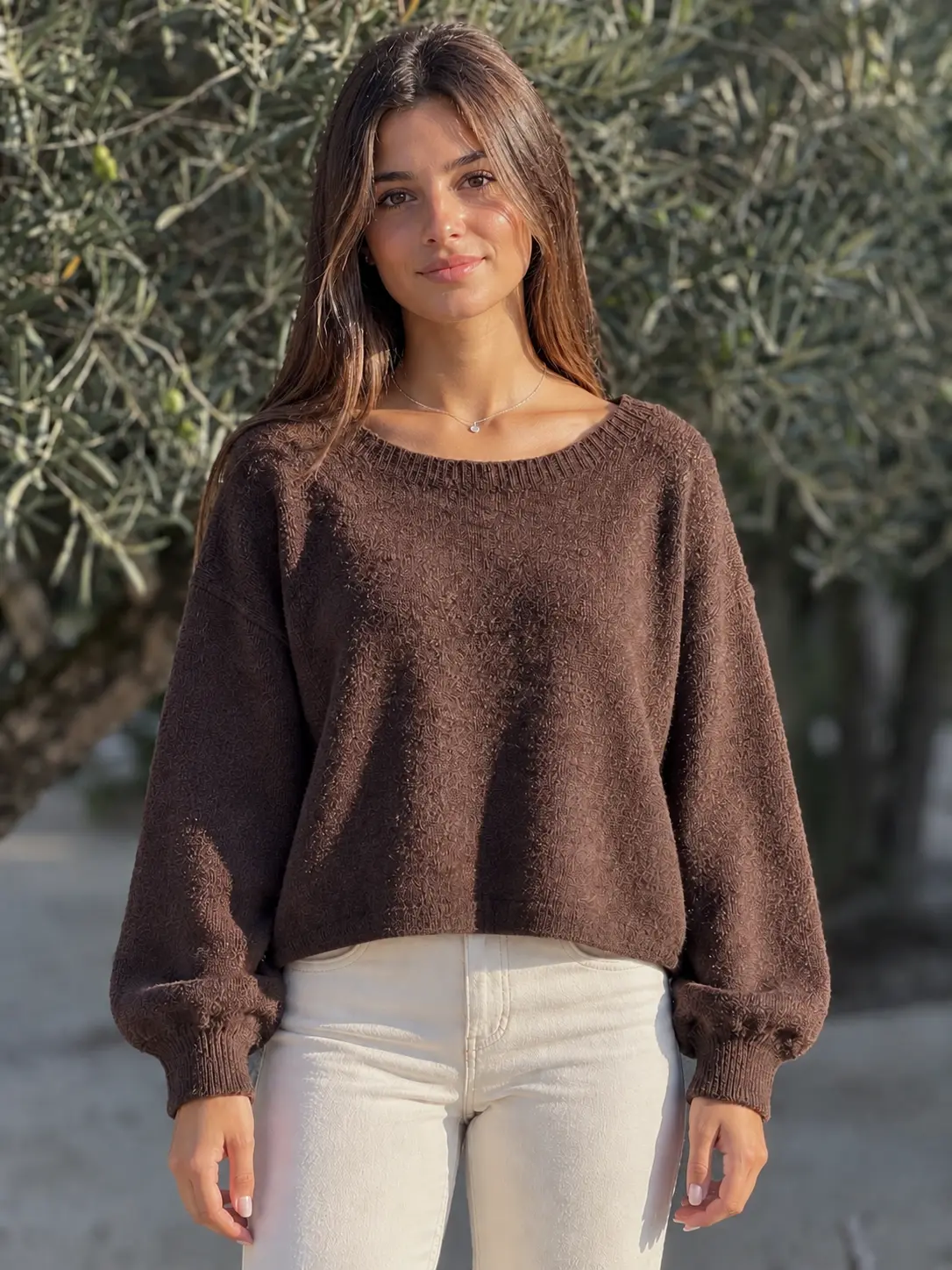 Camisola castanha com bainha limpa.webp