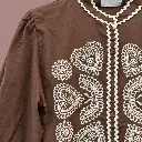 Blusa castanha com bordado marfim-2.webp