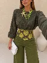 Selfie em look oliva com clutch branca.webp