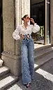 Elegância solar junto à montra.webp