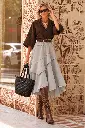Caminhada elegante com cinto dourado.webp