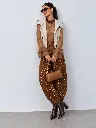 Elegância urbana com colete aberto 01.webp