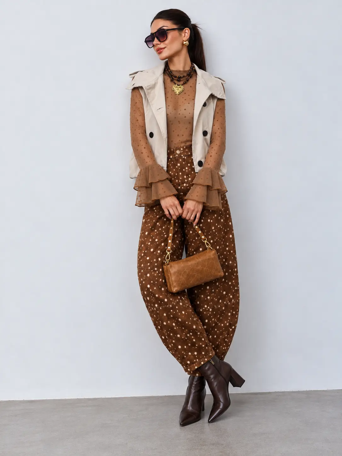 Elegância urbana com colete aberto 01.webp