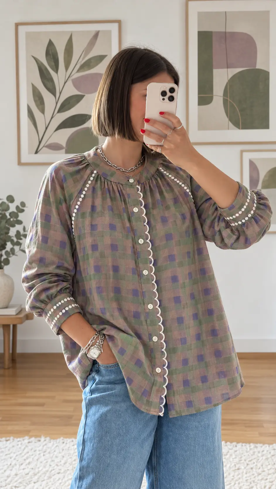 Selfie ao espelho com blusa malva bordada.webp