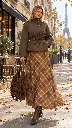 Elegância parisiense num passeio de outono.webp