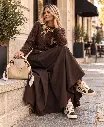 Moda urbana outonal junto ao café 02.webp