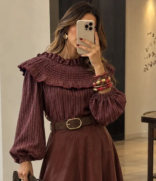 Selfie boémia num interior acolhedor 3.webp