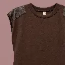 Detalhe de vestido castanho chocolate.webp