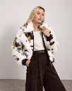 Retrato editorial com casaco de pelo spotted.webp