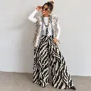 Mulher elegante com look zebra e colete de pelo falso.webp