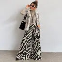 Mulher elegante com calças zebra geschniegelt (1).webp