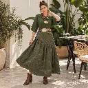 Moda Verde-oliva num Pátio Luminoso 02.webp