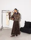 Editorial de moda com saia de renda castanha 03.webp