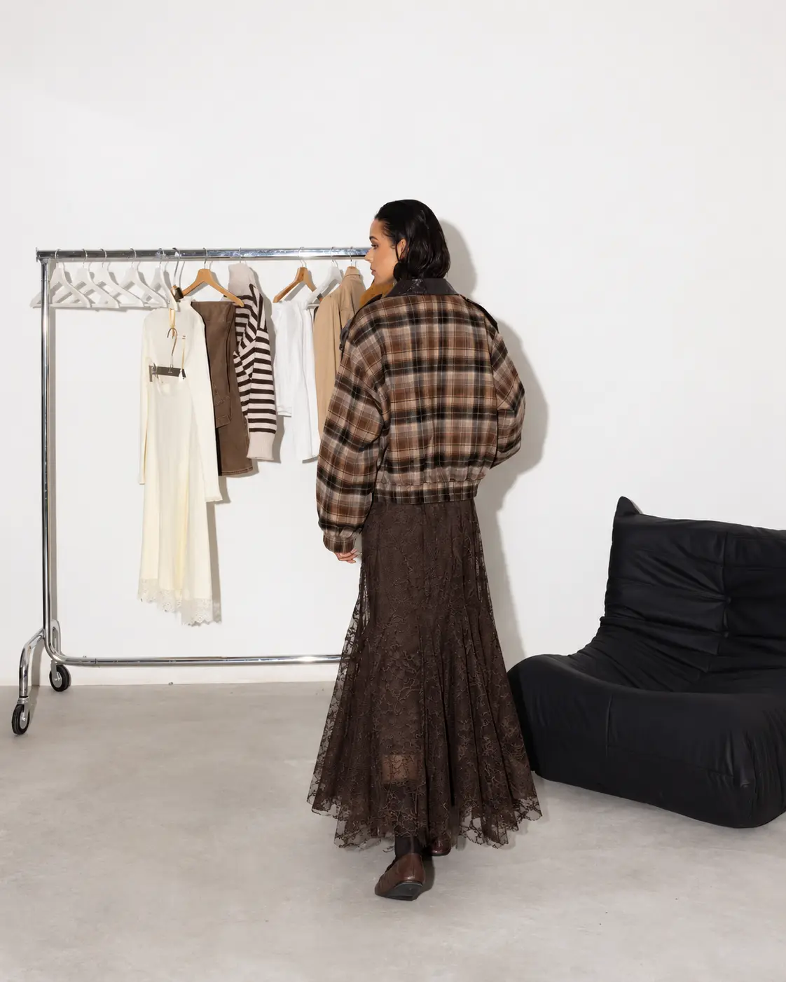 Editorial de Moda com Saia de Renda Castanha (1).webp