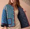 Casaco acolchoado com padrão floral azul.webp