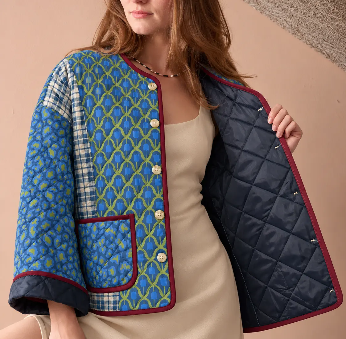 Casaco acolchoado com padrão floral azul.webp